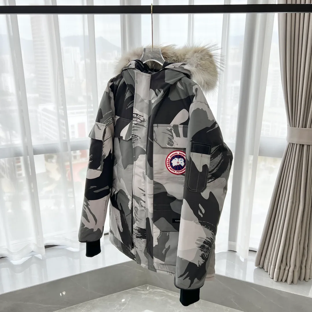 P800 Canada Goose "Canada Goose"🇨🇦 Beichen White / 08 Expedition Parka 4660M Product color: black, off-white, red, sand pink, sky blue, graphite gray, Beichen white, navy blue, sky blue, gray camouflage gray black label Product size: XS, S, M, L, XL, XXL The Expedition was originally a parka designed for scientists at the McMurdo Research Station in Antarctica. Whether your next journey takes you into the frozen urban jungle or across uncharted ice fields, wear Canada Goose's Expedition Parka and get proven results year after year in Antarctica by the National Science Foundation's Center for Polar Research.  Material list: 1⃣ Uses Y-shaped Velcro imported from Taiwan (exclusive in the market) 2⃣ Uses 18-count polyester-cotton blended fabric imported from South Korea (authentic synchronized fabric) 3⃣ National standard 80% white duck down, (zp uses 80% white duck down/90% of all boasts are fake) 4⃣ Western Canadian coyote hair (non-market dyed fox hair filled with wolf hair) Material analysis characteristics: 1⃣ The original/polyester-cotton fabric has a high polyester fiber content, and the polyester-cotton fabric has high heat and light resistance and good stability. It has bright colors, high fiber strength, durability, light resistance, heat resistance, and straightness. 2⃣ As we all know, the original version uses 80% white duck down. The fill power refers to the cubic inches of volume occupied by each ounce (30 grams) of down under certain conditions. If one ounce of down occupies 500 cubic inches, the fill power of the down is 500. So we can simply understand it as: fill power is the volume of down, and the volume of down is fill power. The higher the fill power of down, it means that under the same filling amount, down can fix a larger volume of air layer to keep warm and insulate, so the warmth retention of down is better. 3⃣ Western Canadian coyote hair, "large range of selected neck hair" is soft and fluffy, each wolf hair is 60-63 long / 14-16 wide at the peak, this width + preferred parts. It is basically unmatched by the same industry